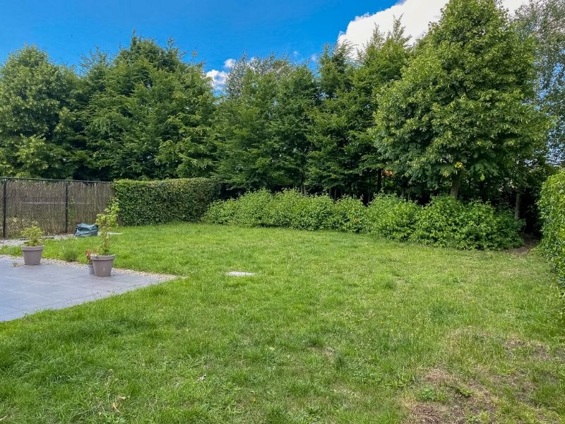 Recente en moderne gezinswoning met drie slaapkamers, garage en tuin foto 12