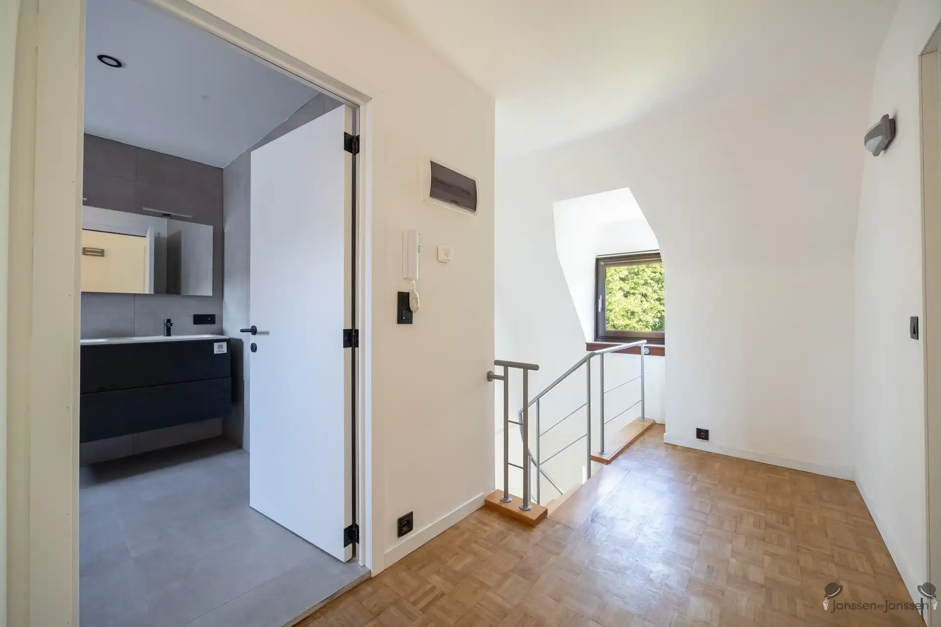 Ruim duplexappartement met twee slaapkamers te koop op het 2e verdiep in hartje Aarschot. foto 4