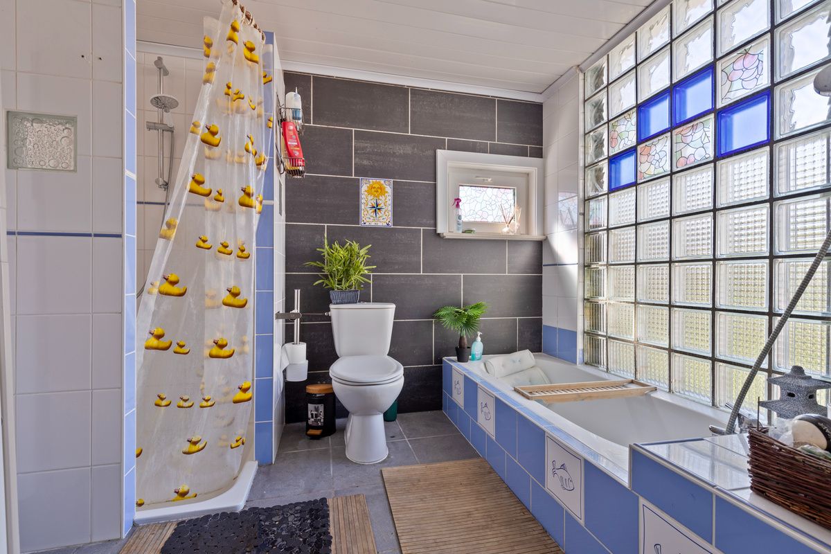 Instapklare woning op een topligging met 4 slaapkamers en tuin! foto 7