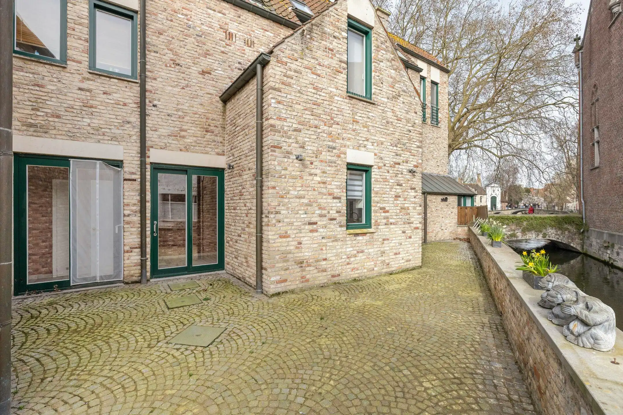 Uniek gelijkvloers appartement aan het Minnewater te Brugge foto 11