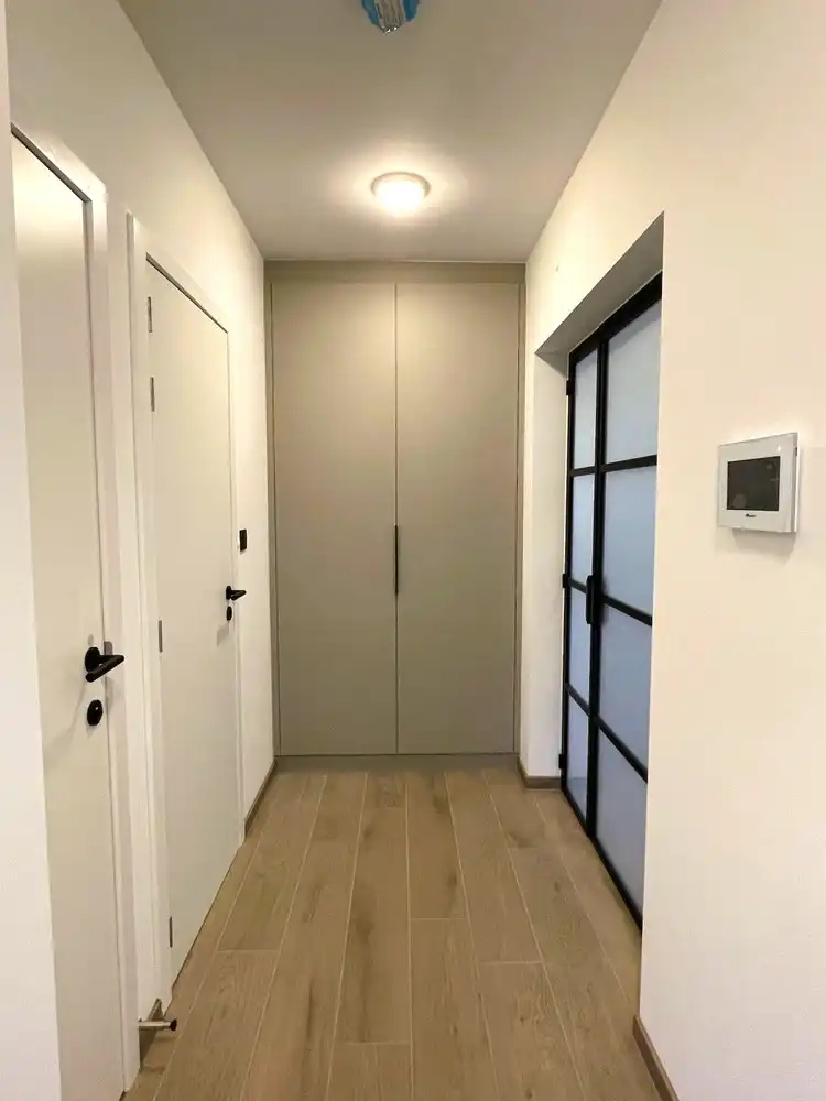 Prachtig afgewerkt en energetisch gerenoveerd gelijkvloers appartement op topligging met grote garagebox foto 2