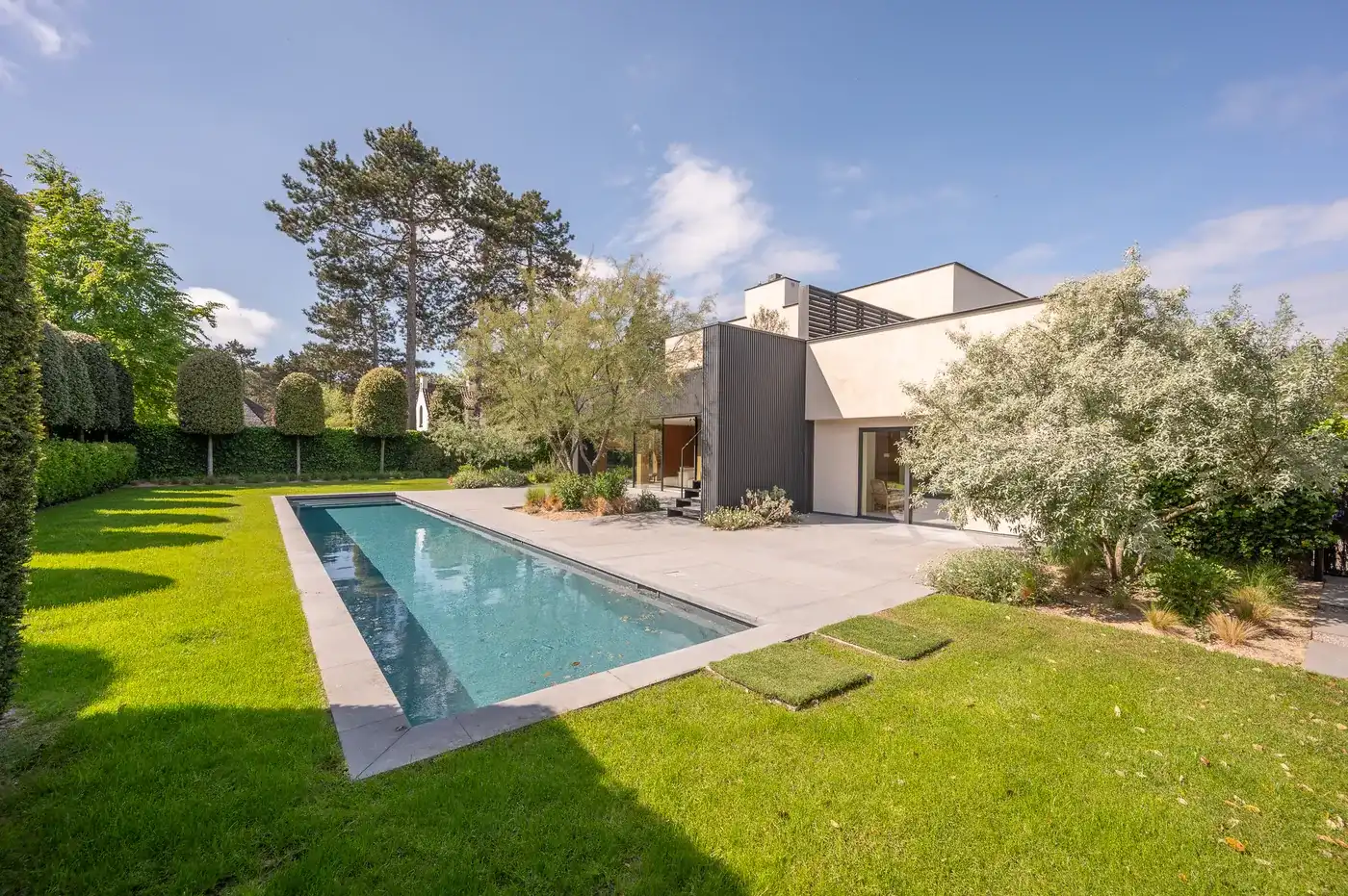 Luxueus gerenoveerde villa met zwembad op een toplocatie in een rustige residentiële wijk van het Zoute. foto 16