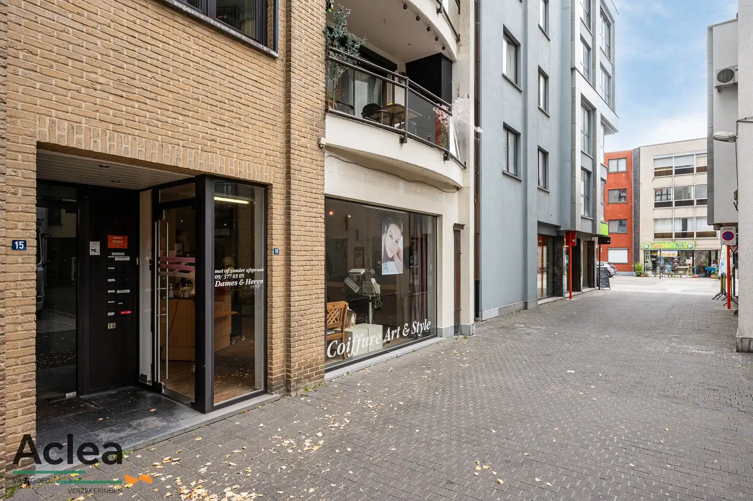 Handelsgelijkvloers op toplocatie in Eeklo foto {{pictureIndex}}