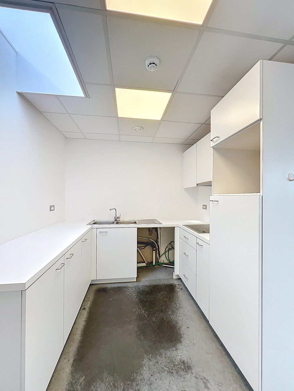 Modern (energiezuinig) KANTOORGEBOUW (± 800m²) met 14 private parkeerplaatsen TE HUUR in Waregem (Beveren-Leie). foto 30
