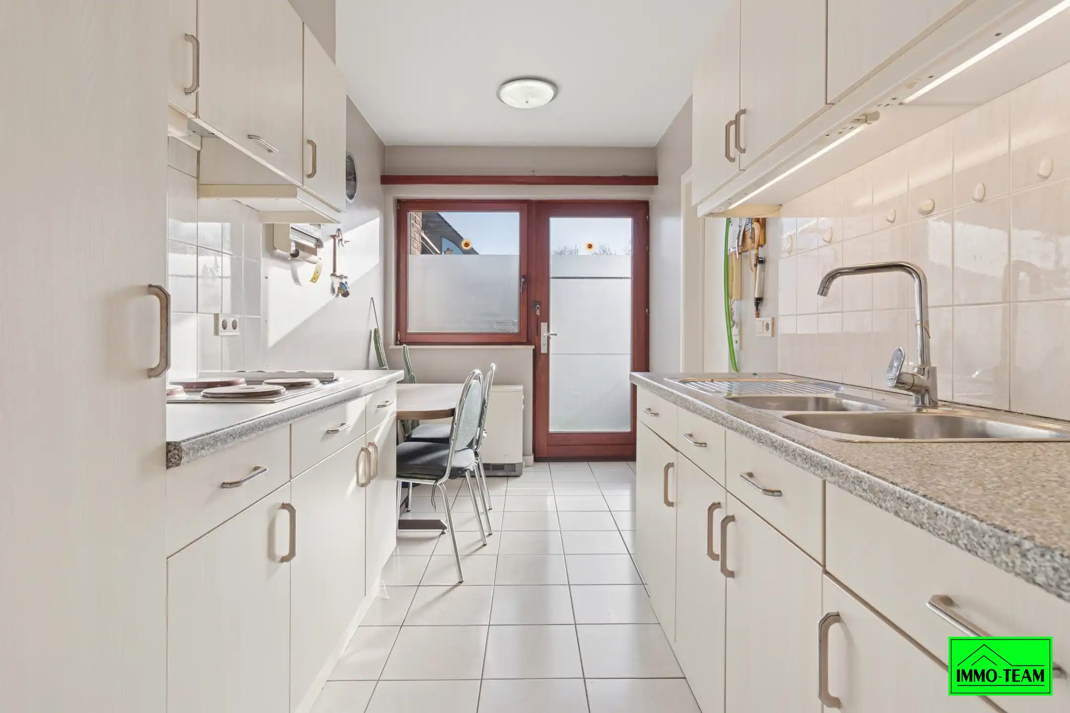 Ruim gelijkvloers appartement met garage foto 5