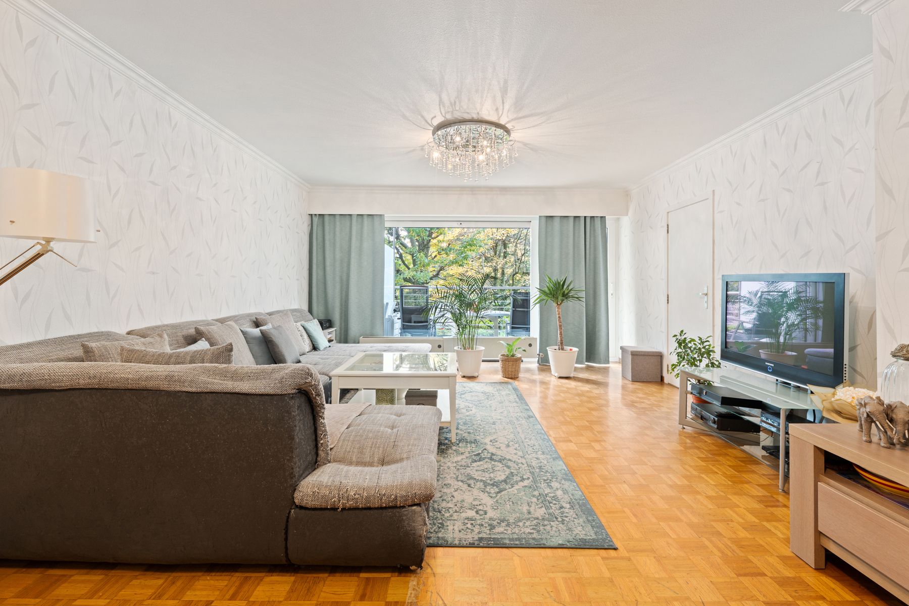 3 slaapkamer appartement, ondergrondse staanplaats & kelder  foto 2