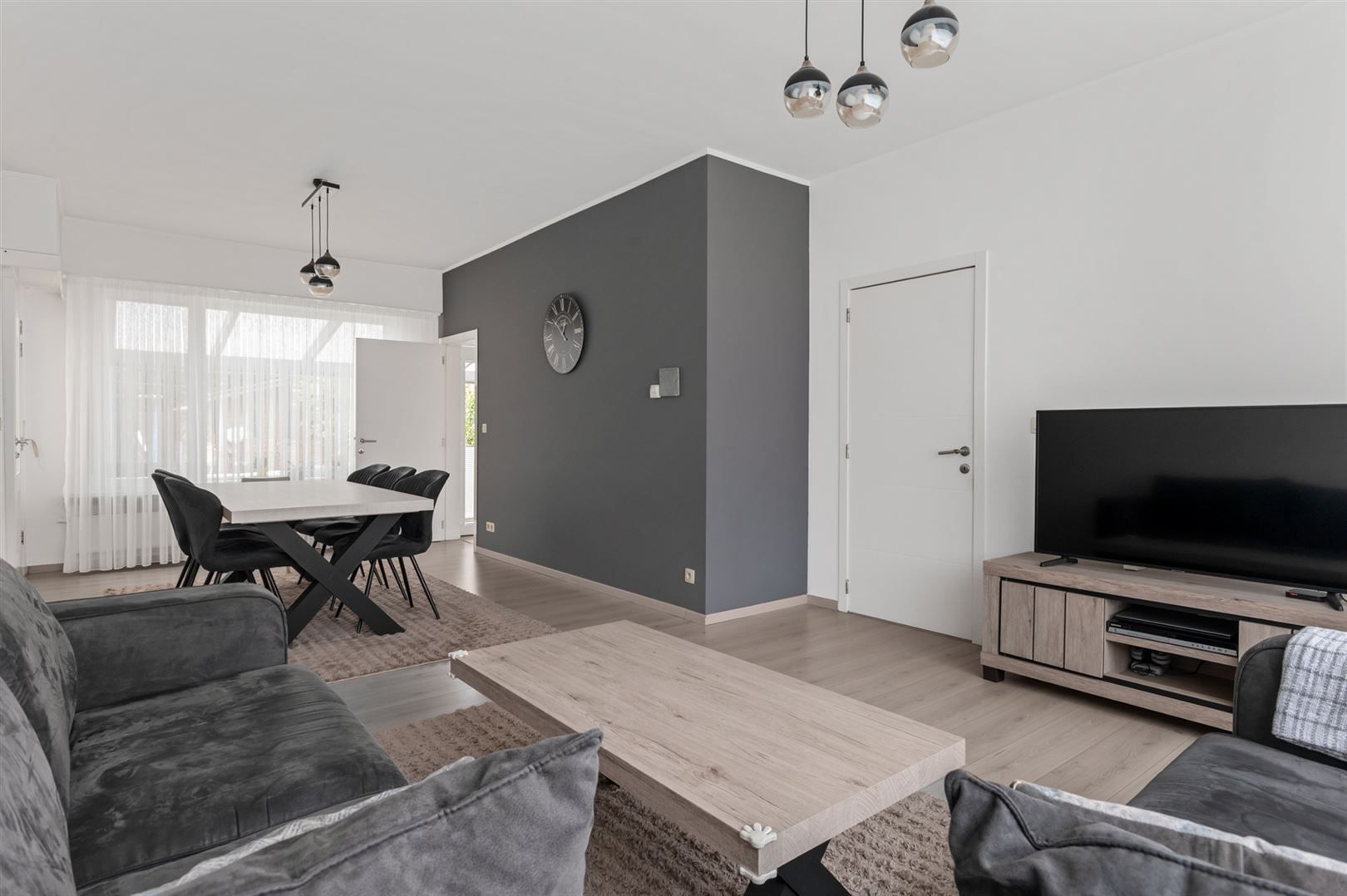 Gerenoveerde halfopen woning op ca. 300m2 met garage en tuin. foto 5