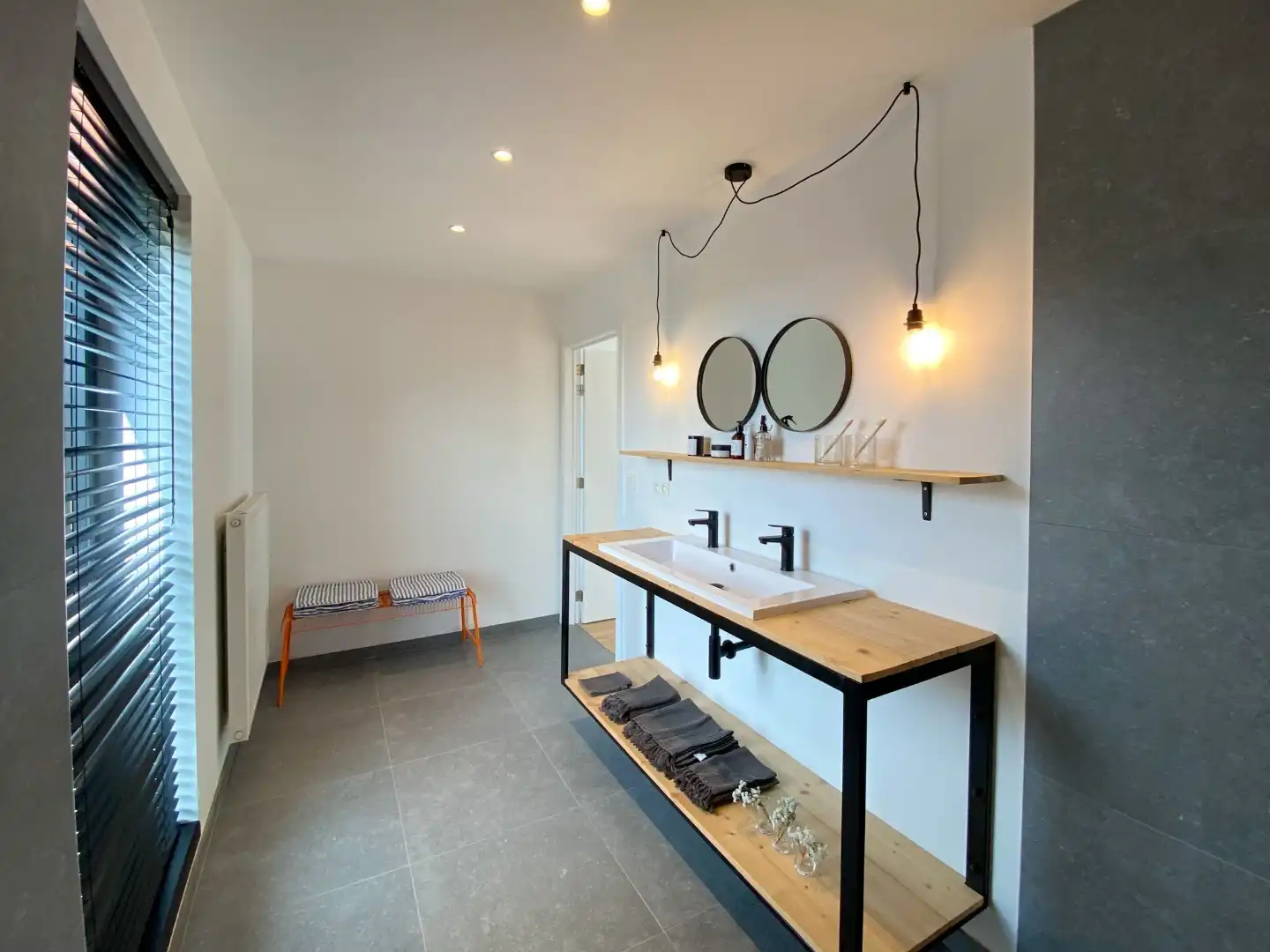 Recente woning met 3 slaapkamers, ruime oprit en tuin foto 17