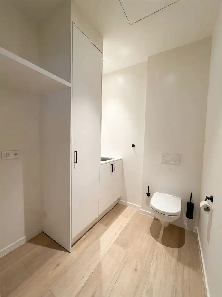 Luxe appartement voorzien van 4 slaapkamers, ruim terras, afgesloten garagebox en 2 autostaanplaatsen gelegen nabij het centrum van Maaseik. foto 16