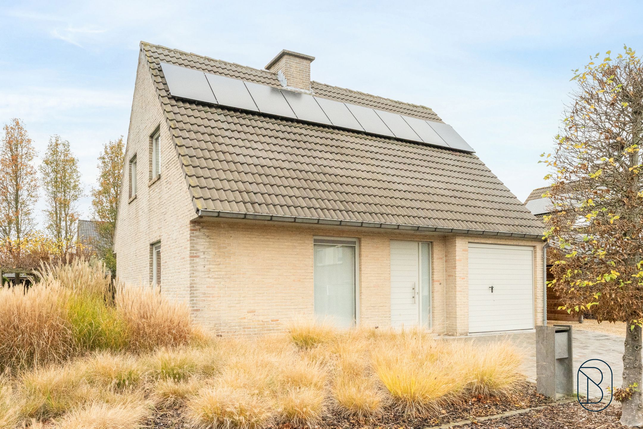 Leuke villa met mooie tuin, garage en zonnepanelen! foto {{pictureIndex}}