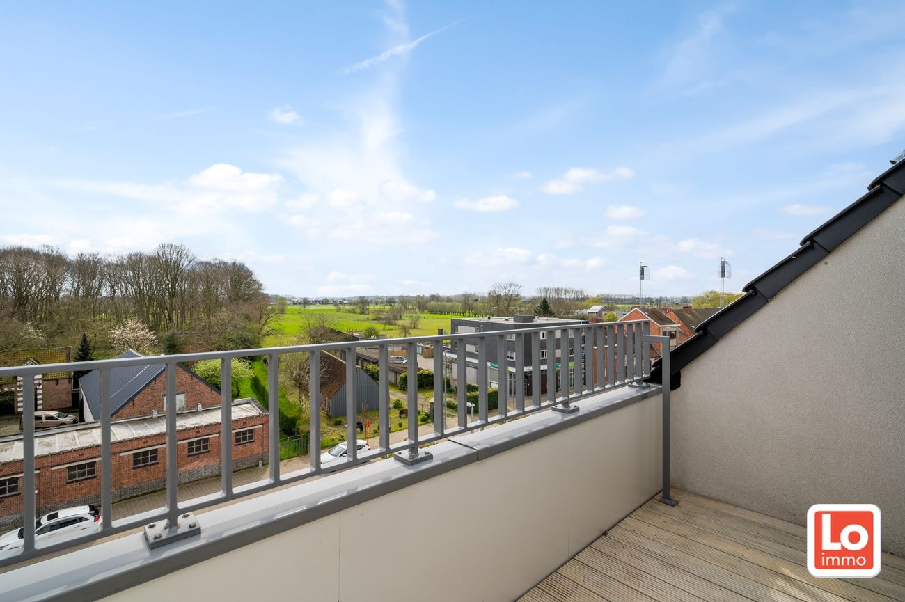 VERKOCHT! Modern 1-slaapkamer appartement met zuidgericht terras en overdekte autostaanplaats in hartje Zeveneken! foto 12