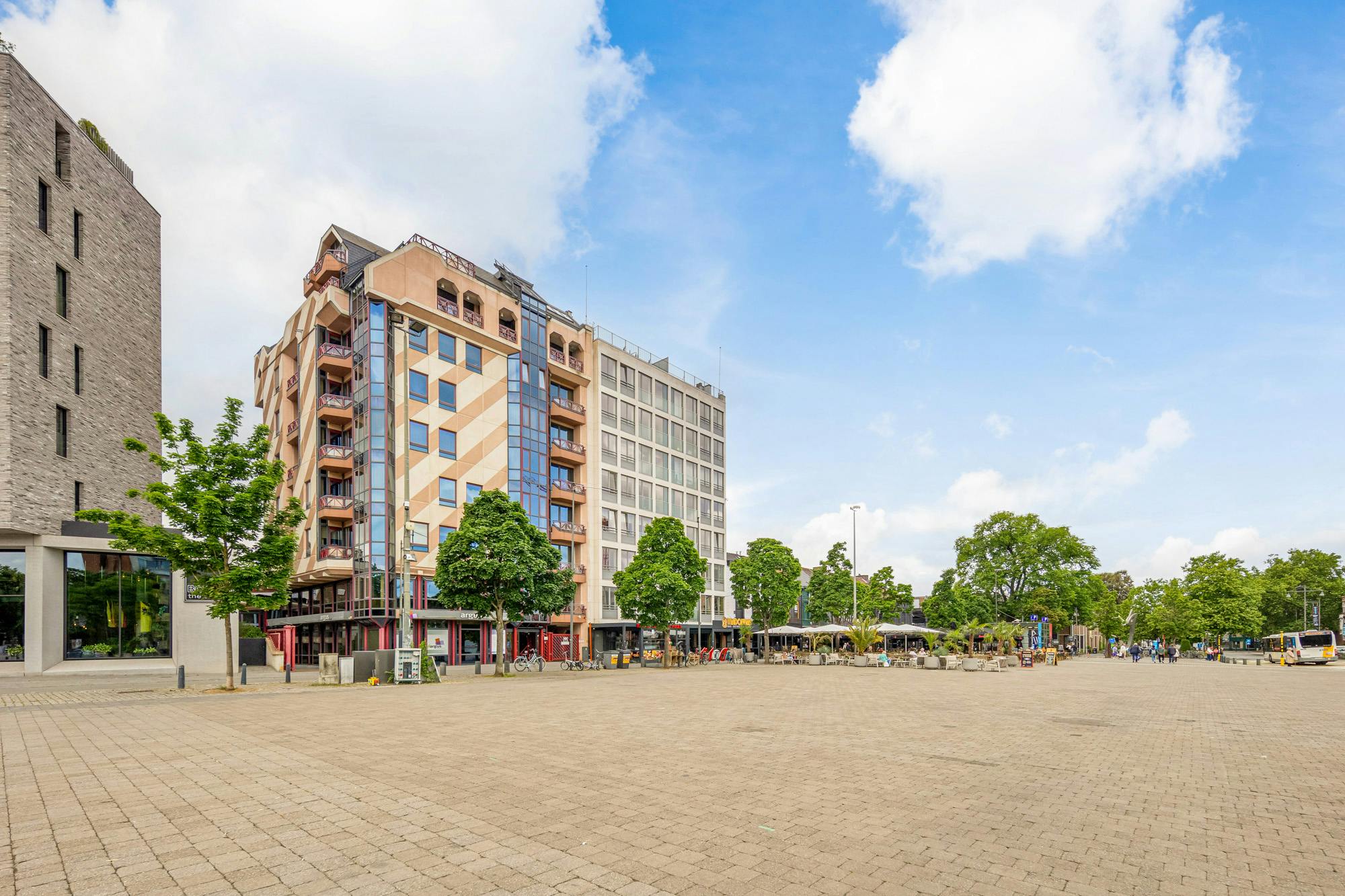 Ruim appartement te koop in hartje Hasselt met terras en parkeerplaats foto 2