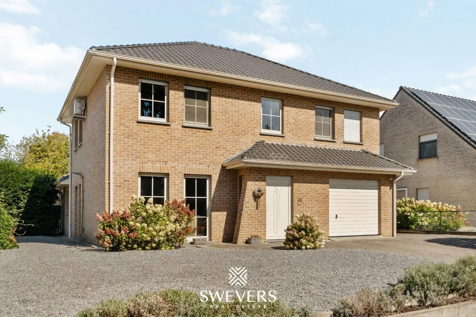 Ruime open bebouwing met nieuwe keuken en veranda foto 32