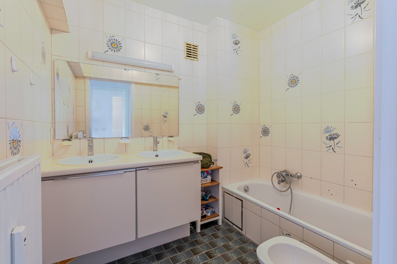 Instapklaar appartement te koop in Oostende met EPC-label B. 93 m², 2 badkamers, terras, streepje zeezicht en onderhoudsvriendelijke vinyl-laminaatvloer. foto 13