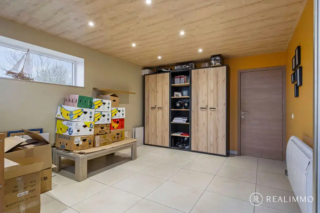 Ruime hedendaagse villa met zwembad in een gegeerde residentiële omgeving foto 13