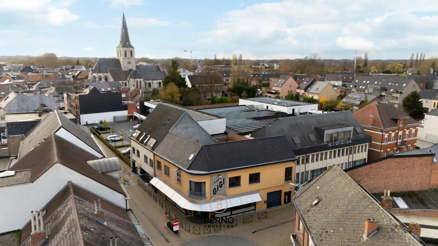 Handelspand met uitzonderlijke visibiliteit & ruim appartement – Toplocatie foto 2