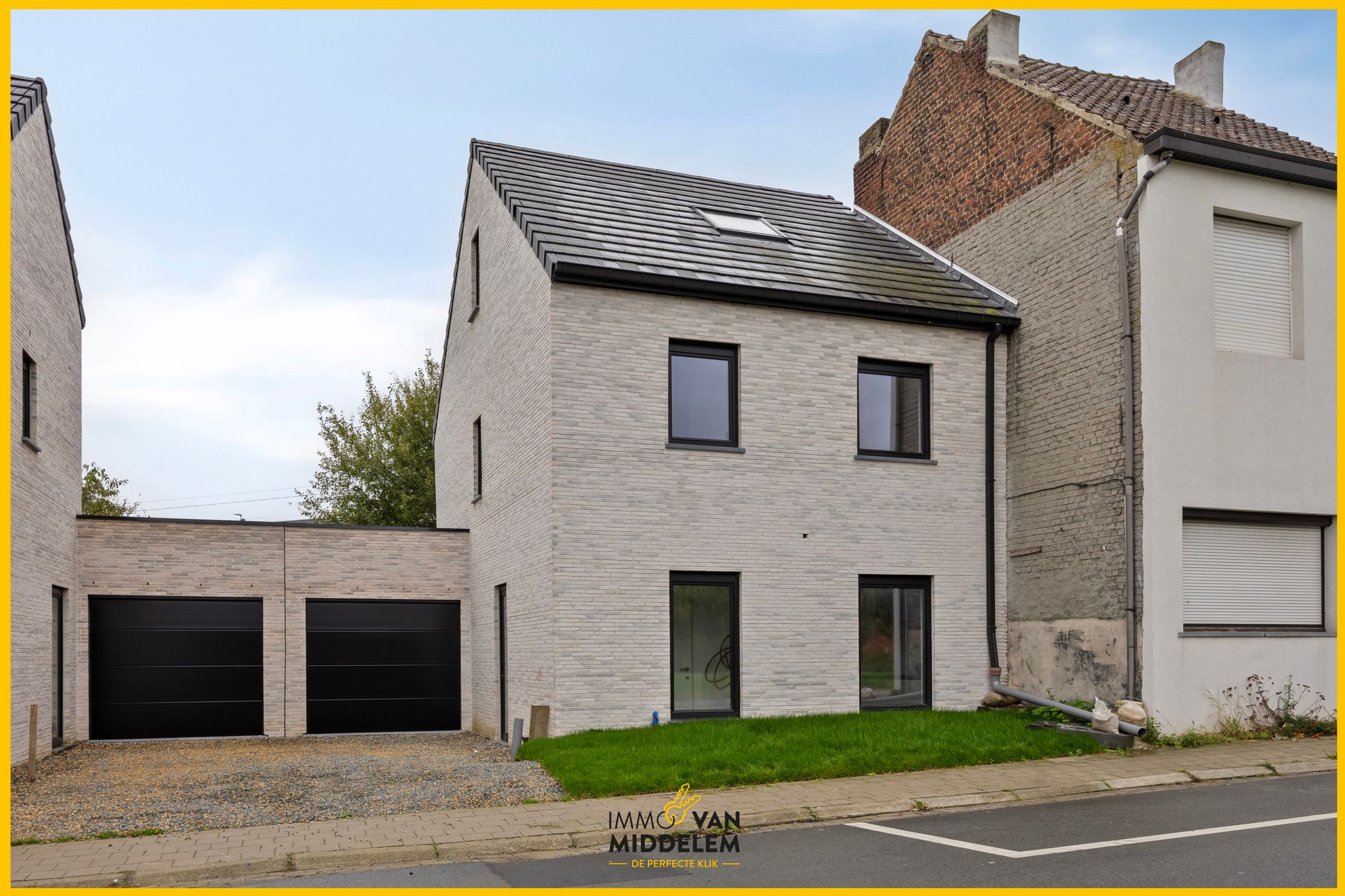 INSTAPKLARE NIEUWBOUWWONING MET 4 KAMERS, GARAGE EN TUIN foto {{pictureIndex}}