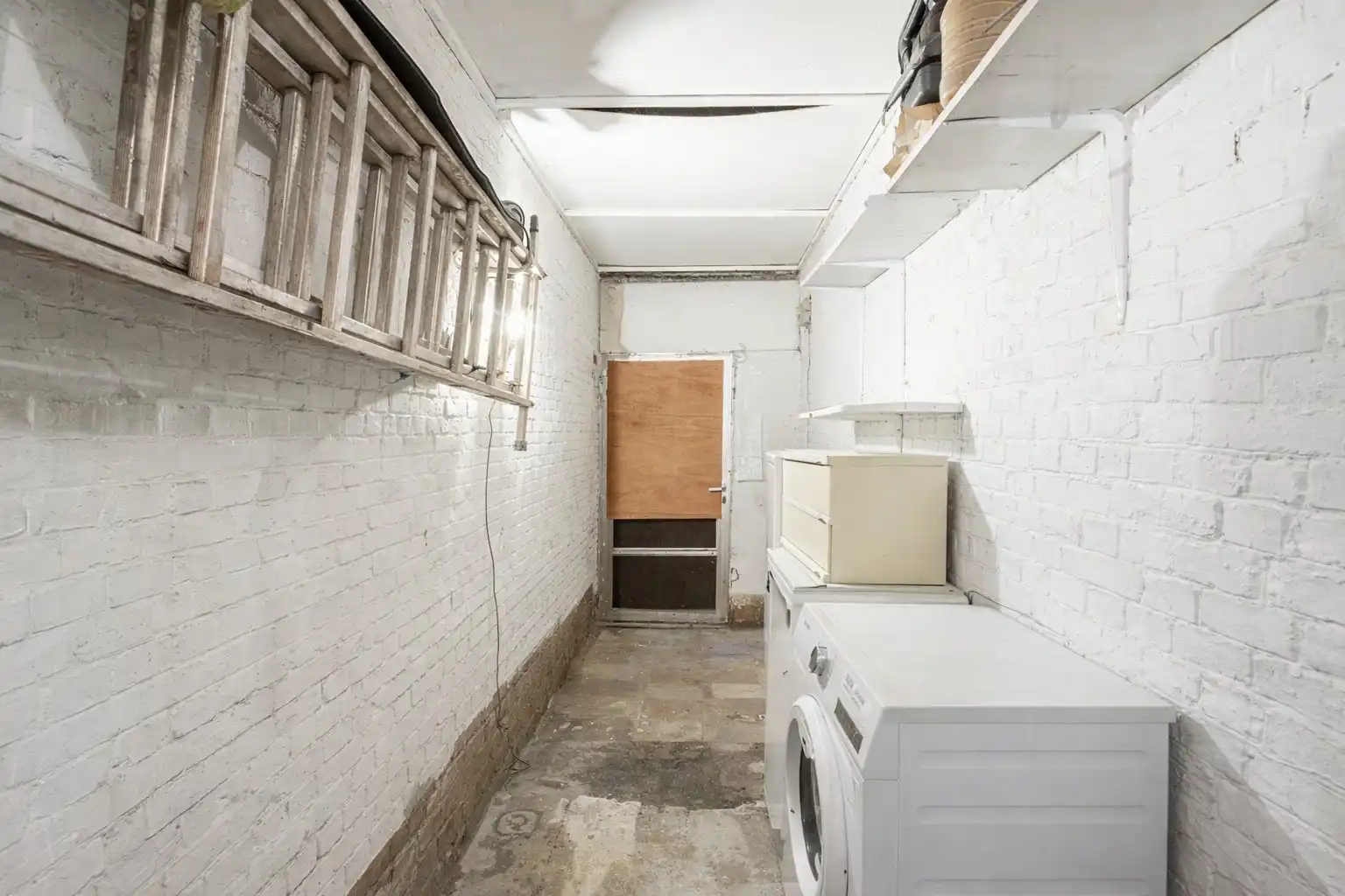 Ruime te renoveren woning met top potentieel en zwembad foto 23