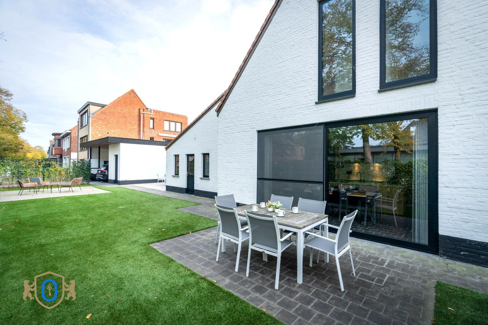 Halfopen 3-slpkr woning met tuin & carport foto 3