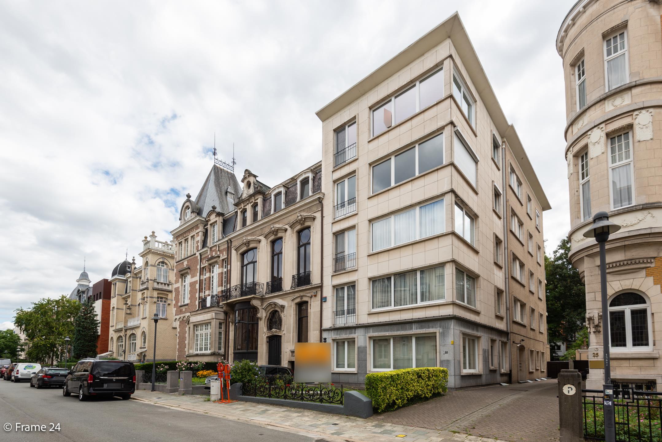 Volledig gerenoveerd gelijkvloers appartement op toplocatie. foto {{pictureIndex}}