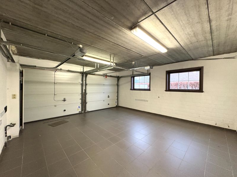 Open bebouwing met 2 slaapkamers, dubbele garage en ruime tuin foto 16