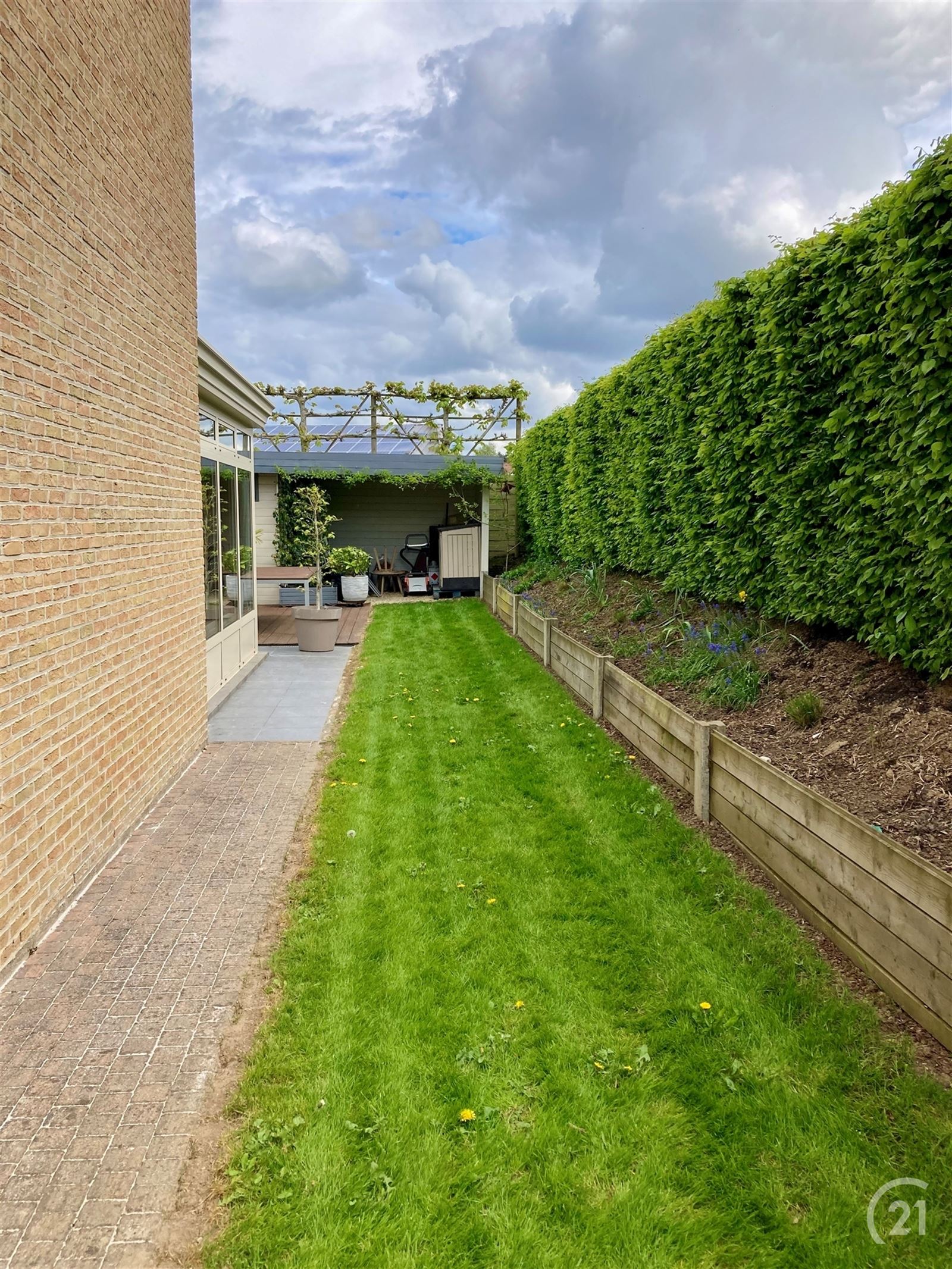 Instapklare halfopen bebouwing met veranda, zonnepanelen en tuin in rustige straat ! foto 5