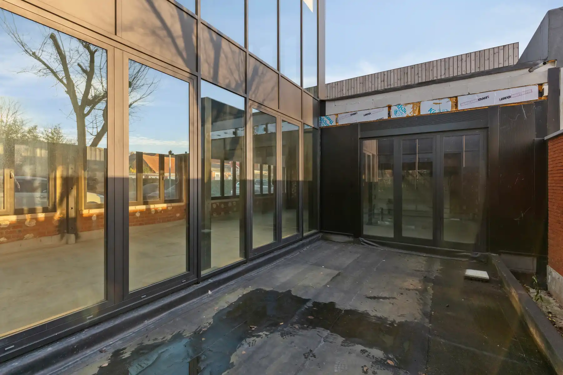 Casco af te werken woning met achterliggend magazijn. foto 8