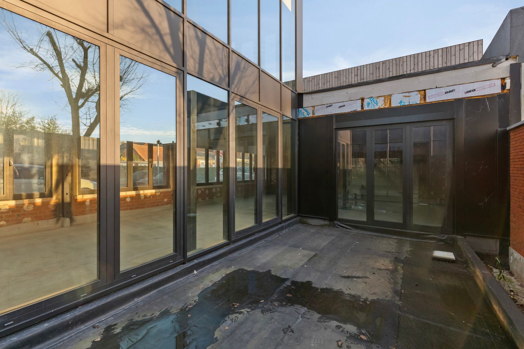 Casco af te werken woning met achterliggend magazijn. foto 8