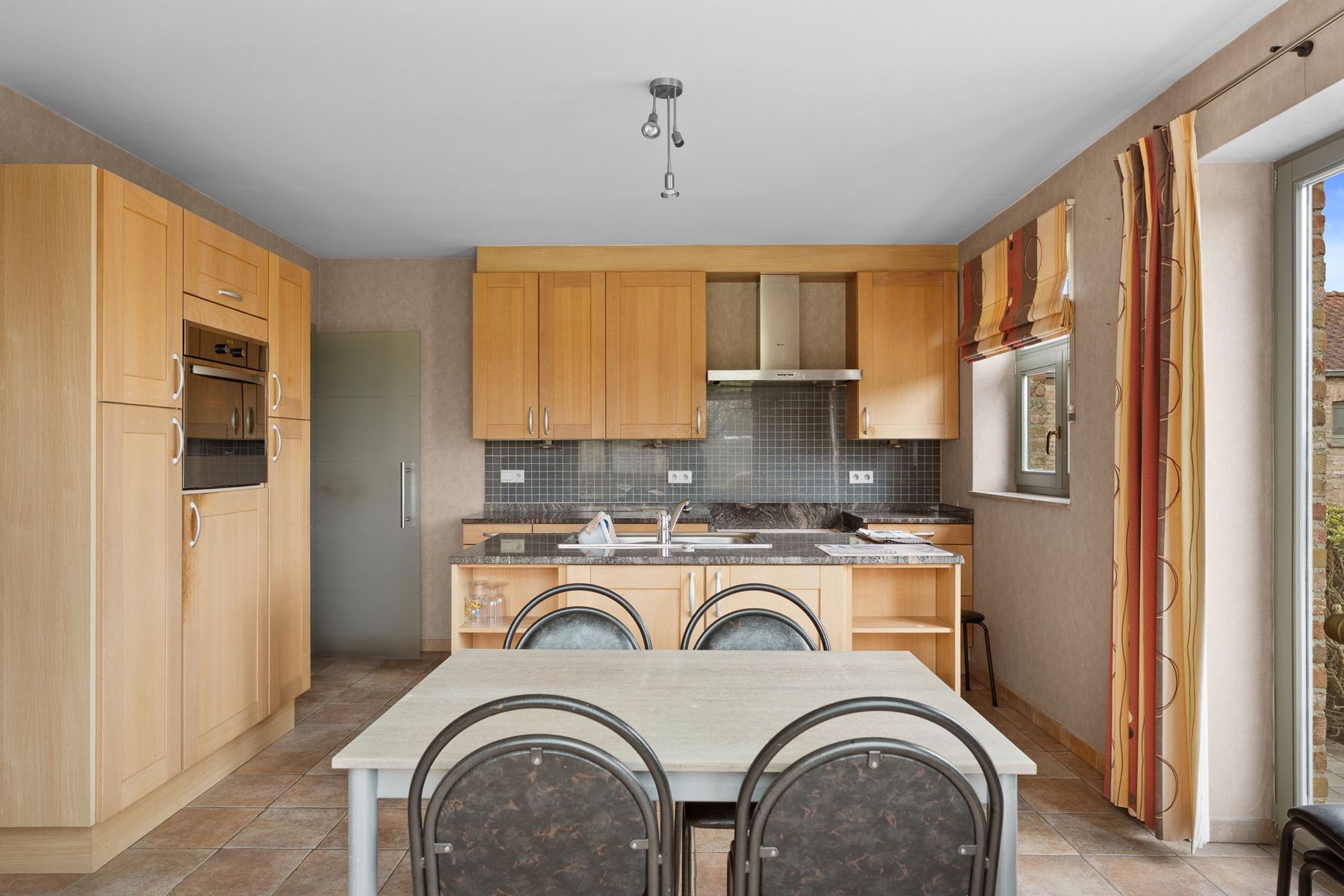 Unieke woning met een openzicht te Knesselare! foto 6