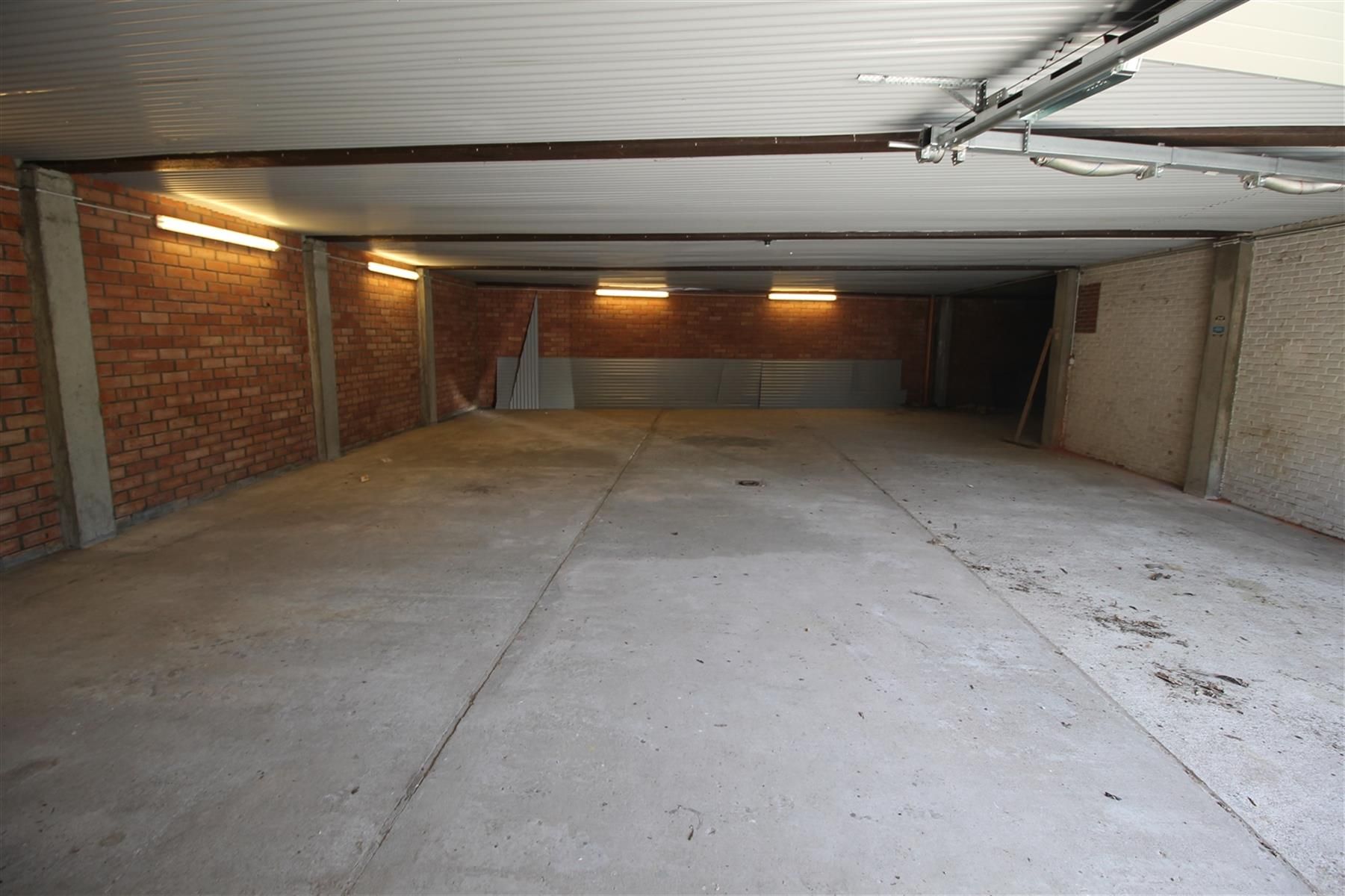 Opslagruimte in L--vorm van ongeveer 200m² links achteraan - met de opslagruimte rechts achteraan. foto 3