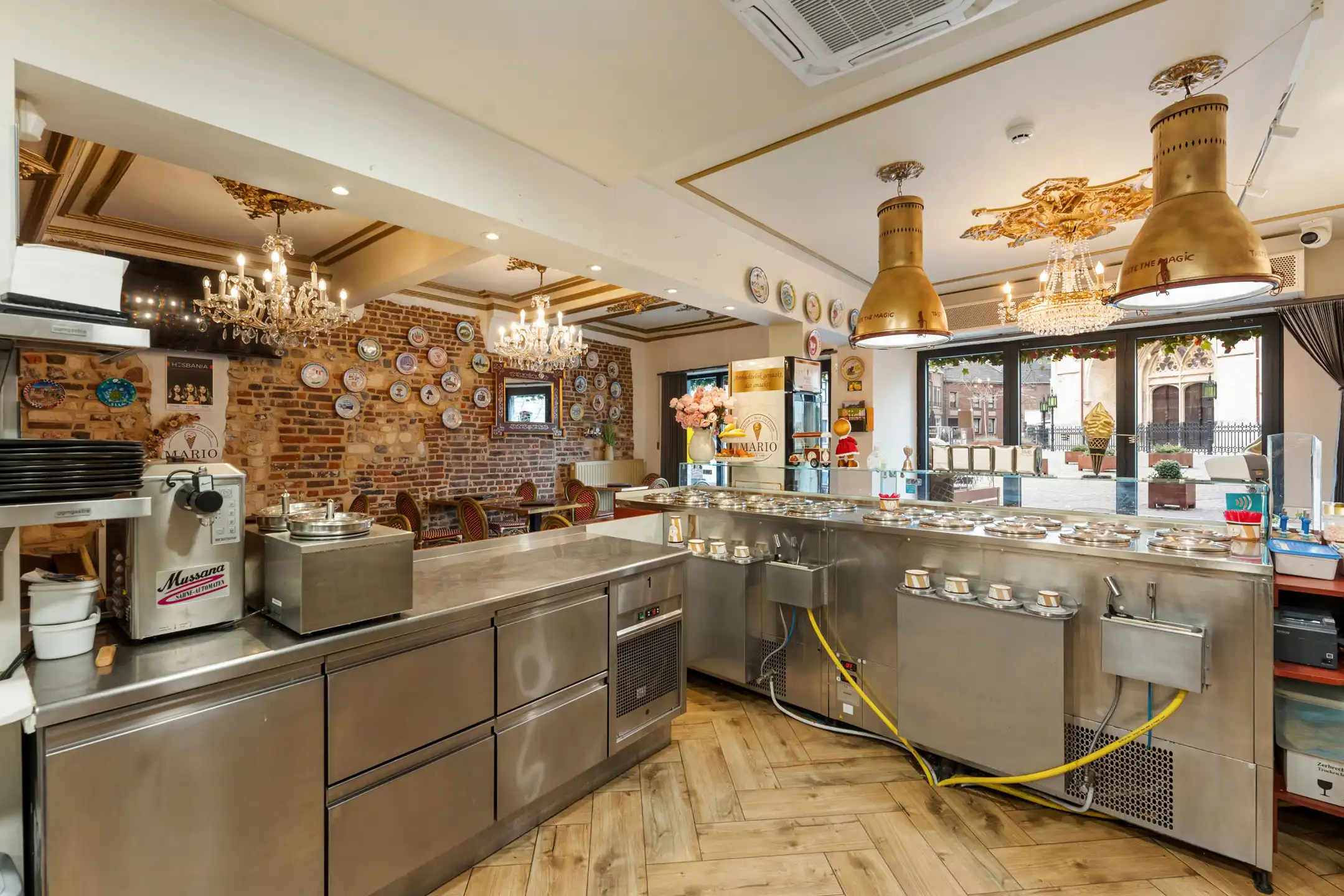 Karaktervol handelspand met gerenommeerd ijssalon en B&B foto 10