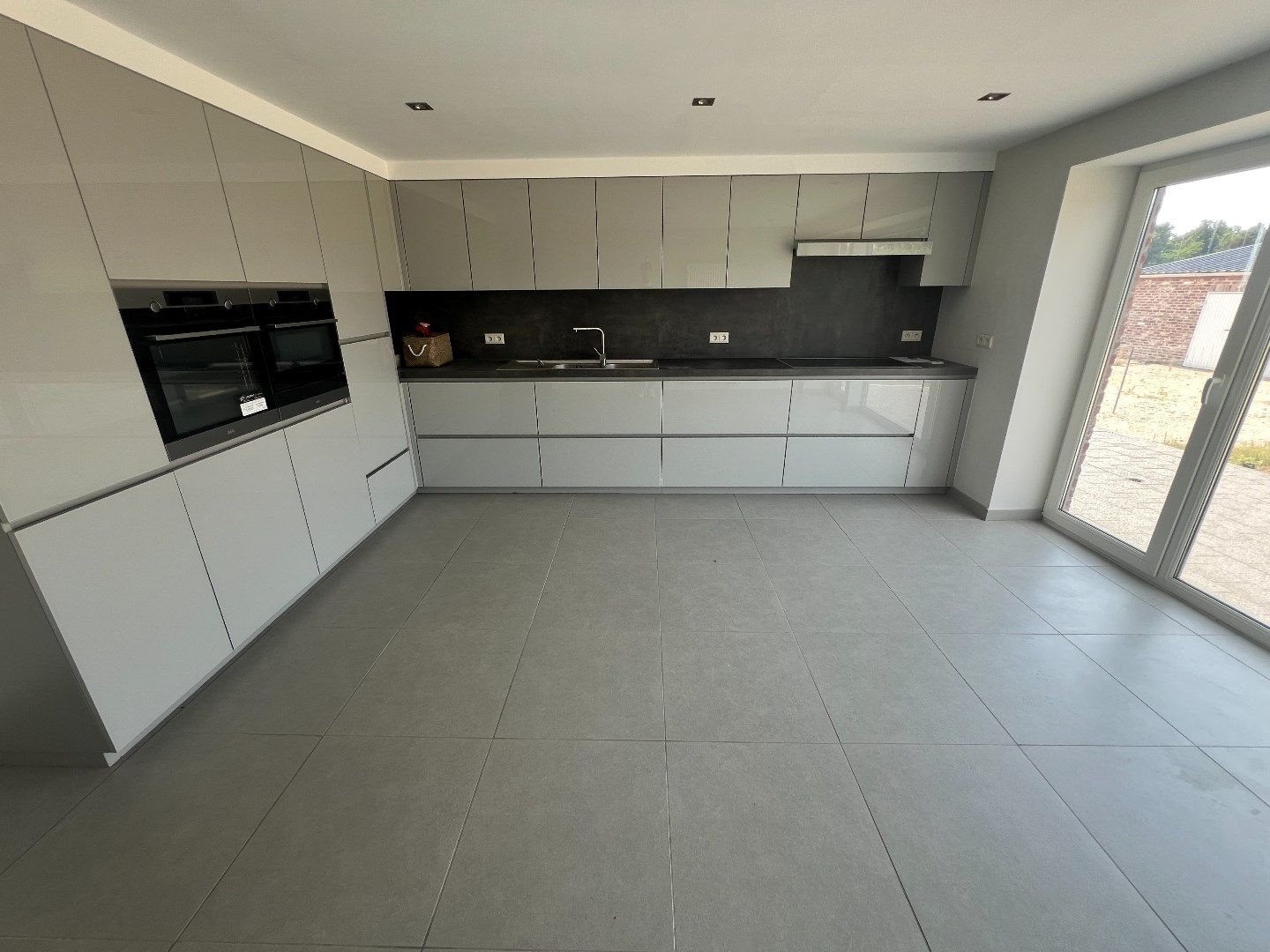 Opgefriste, ruime woning met 4 slpks, garage, carport, terras en tuin foto 5