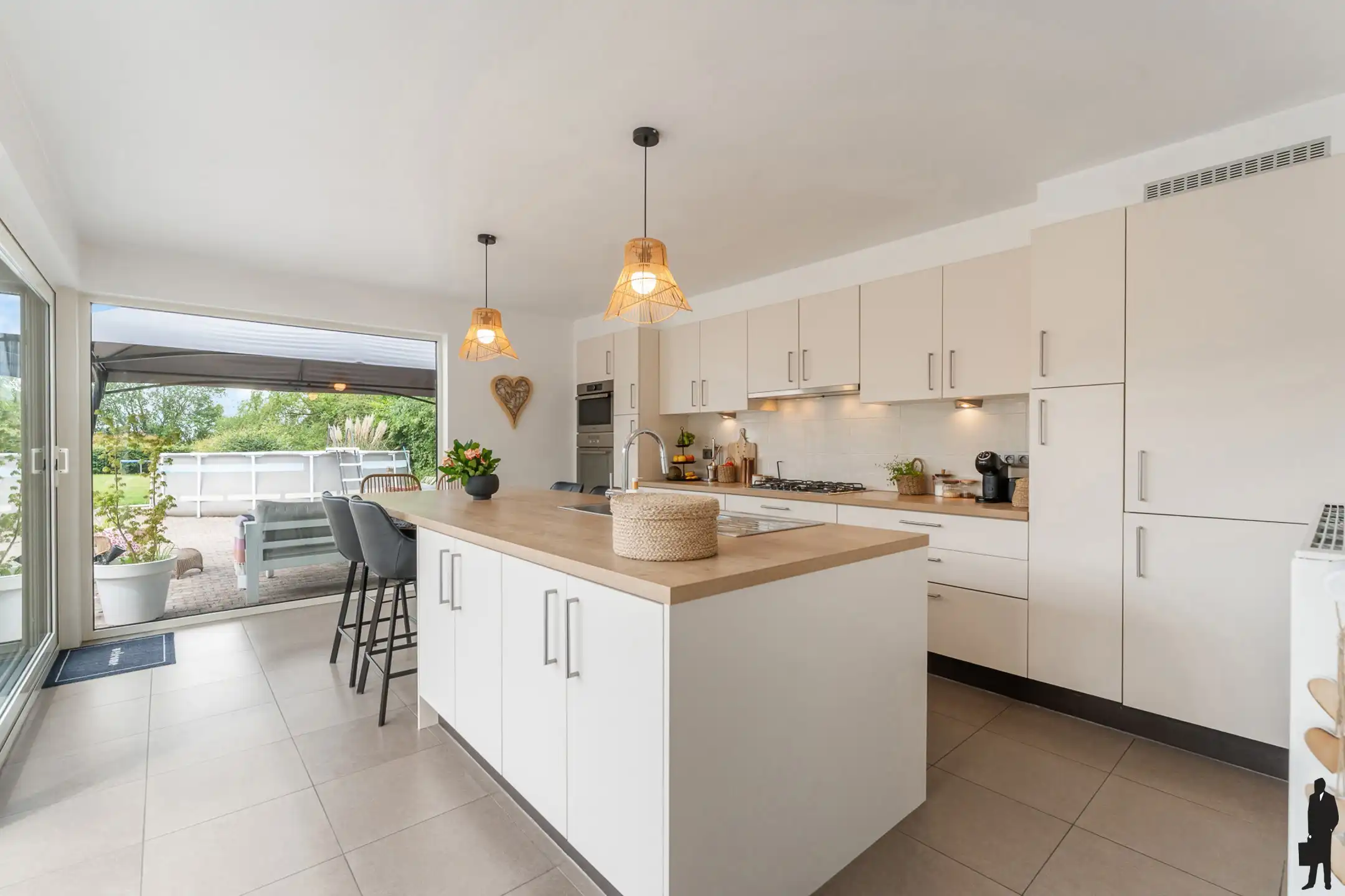 Ruime instapklare woning met garage en open zicht op 1849m². foto 9