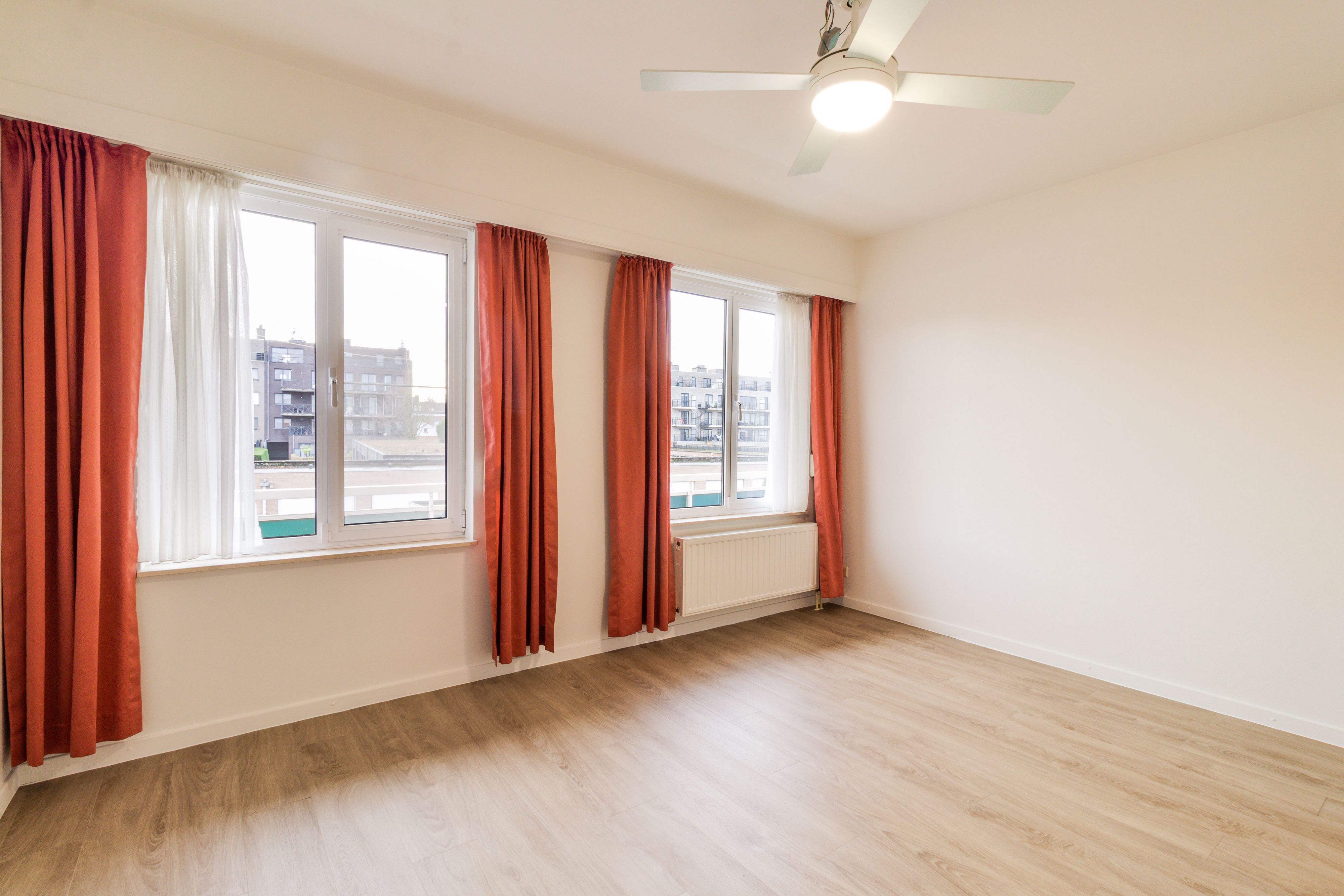 Instapklaar appartement met extra kamer, terras en garagebox foto 9