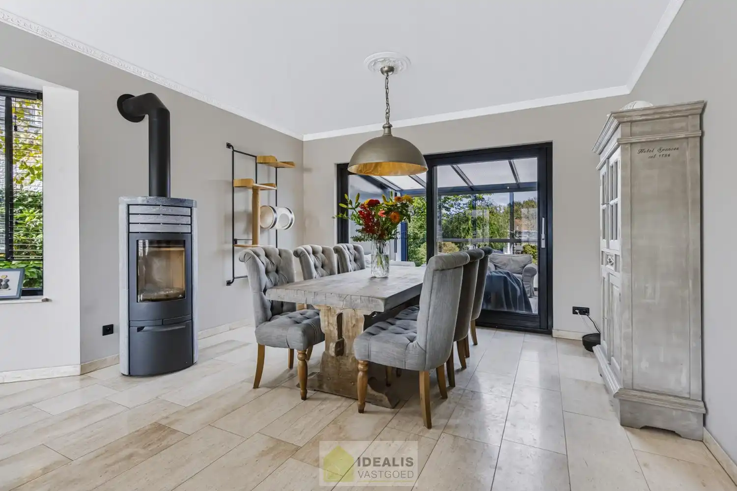 IDEALIS VASTGOED – EEN AANGENAME VRIJSTAANDE WONING MET EEN NIEUWE KEUKEN EN BADKAMER, EEN HEERLIJK RUIME WOONKAMER MET SPEKSTEENKACHEL, EEN EXTRA RUIME VERANDA (VOLLEDIG AF TE SLUITEN MET GLAZEN PUIEN), 3 SLAAPKAMERS, EEN EXTRA MULTIFUNCTIONELE RUIMTE (INGERICHT ALS KANTOOR MET APARTE INGANG) OP EEN RIANT PERCEEL VAN 14A 51CA, VOLLEDIG OMHEIND, VOORZIEN VAN VOLDOENDE PARKEERRUIMTE EN EEN PRACHTIGE CARPORT VOOR 2 WAGENS! foto 14
