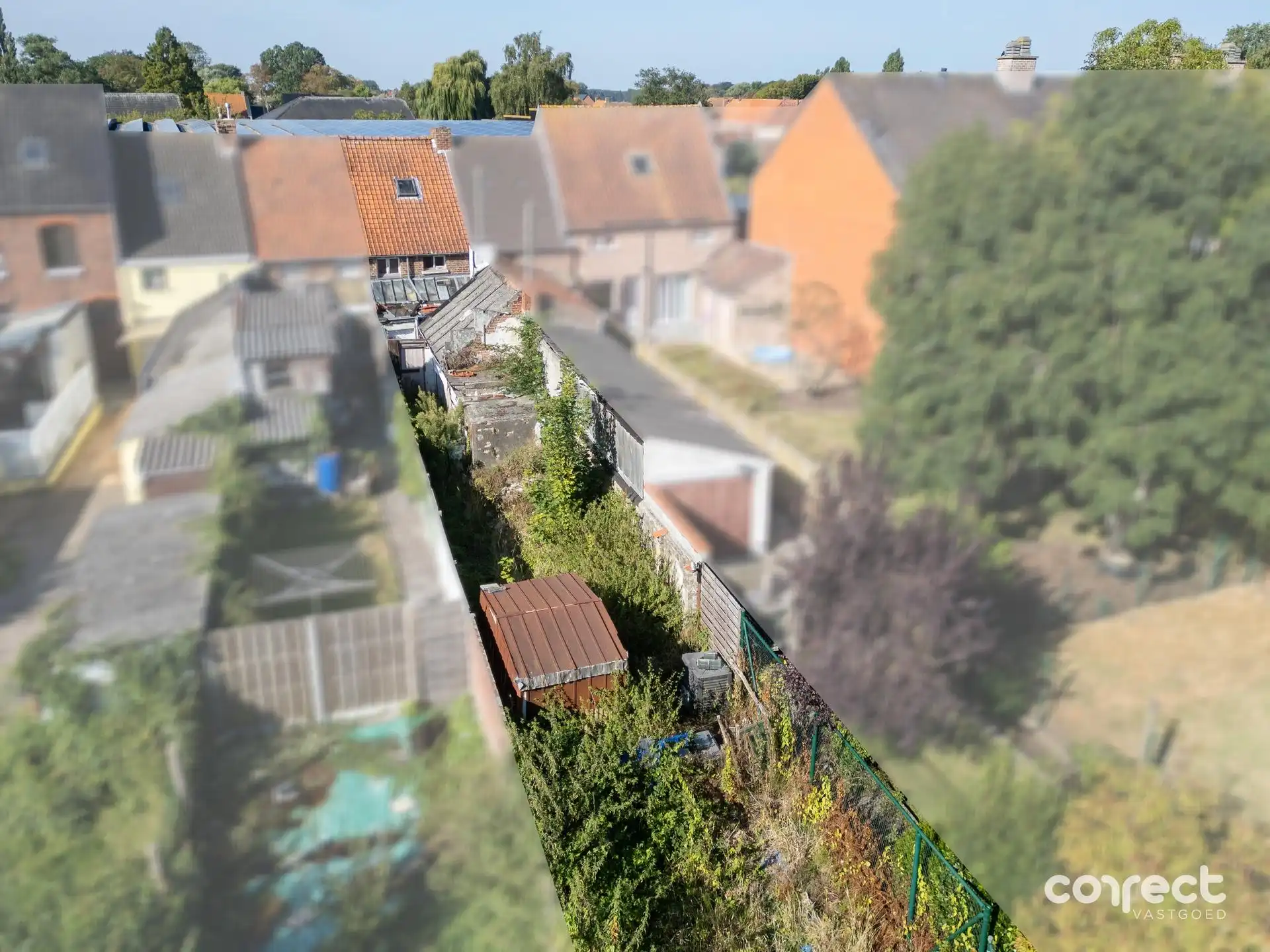 Volledig te renoveren woning met diepe tuin op rustige ligging. foto 7