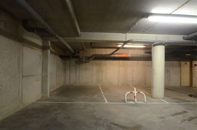 Dubbele binnenstaanplaats in een statige residentie. foto 2
