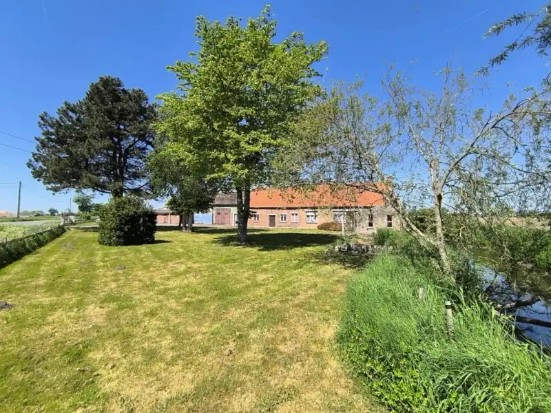 Hoofdfoto van de publicatie: Hoeve met bijgebouwen