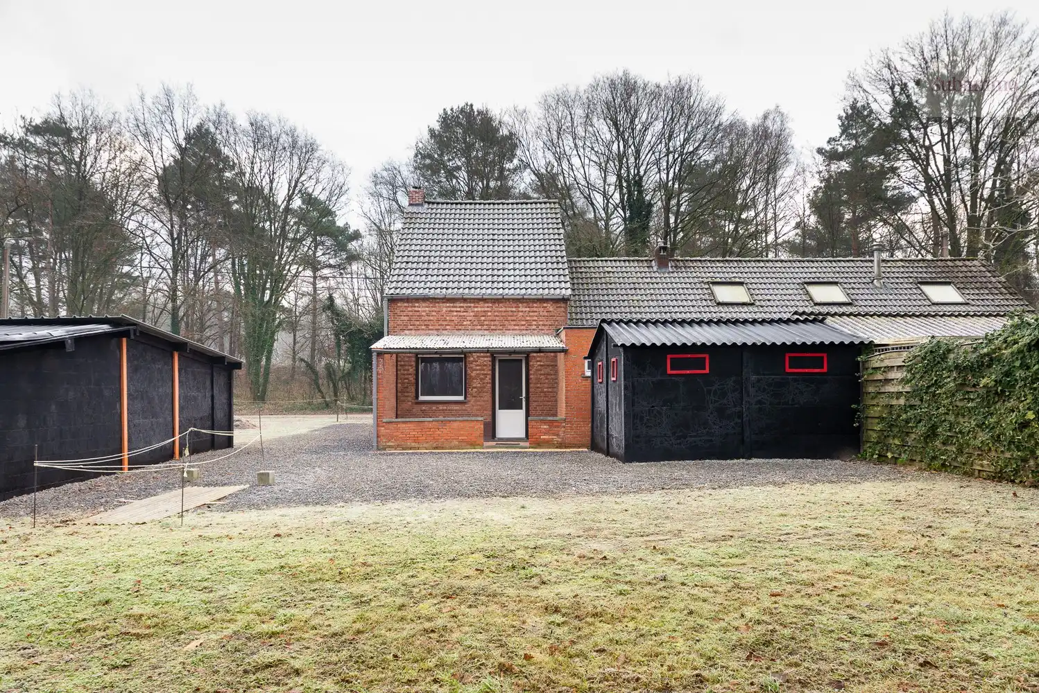 Charmante halfopen bebouwing op idyllische bosrijke locatie – uniek renovatieproject foto 2