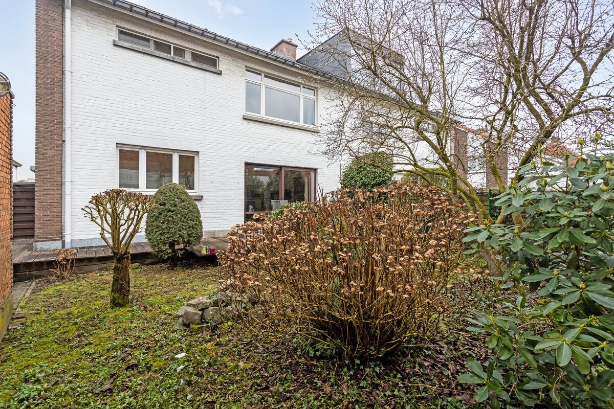 Eigentijdse gezinswoning met vier slaapkamers, garage en tuin. foto 2