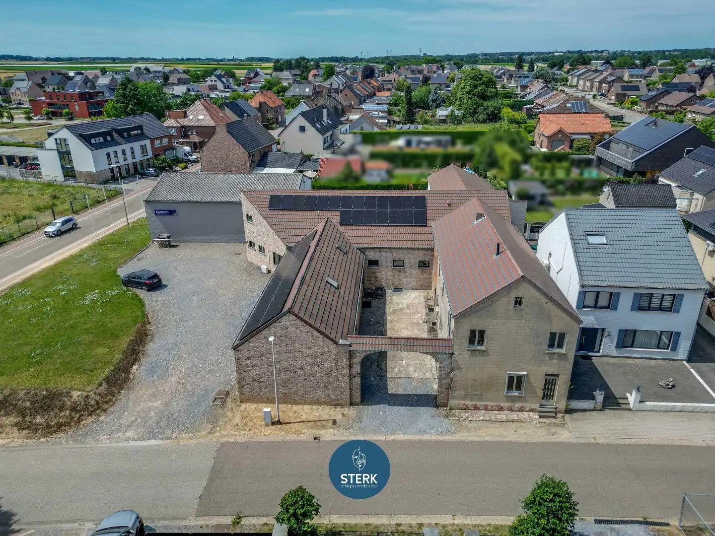 TE RENOVEREN HOEVE MET UITZONDERLIJKE BIJGEBOUWEN OP EEN RUIM PERCEEL !  foto {{pictureIndex}}