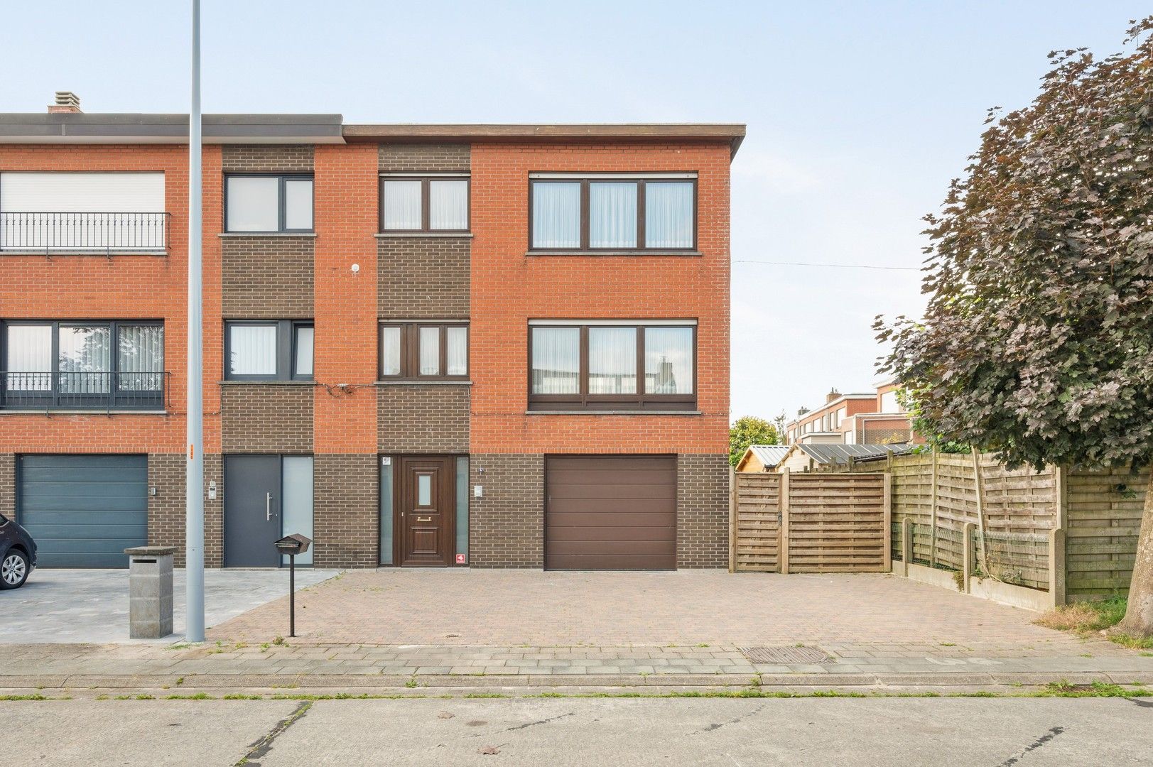 Te renoveren gezellige bel-etage hoekwoning met leuke tuin, 3 slaapkamers en grote garage foto 2