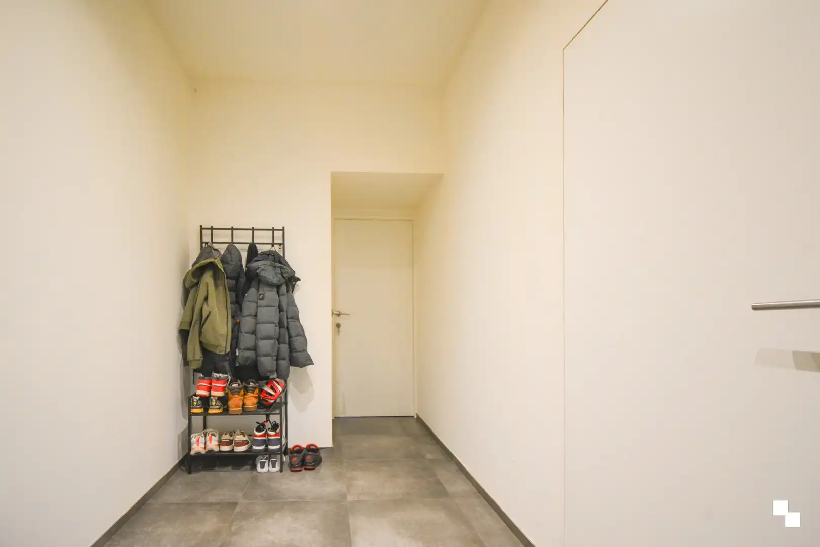 Ruim en modern gelijkvloers appartement met binnentuin te Staden foto 3