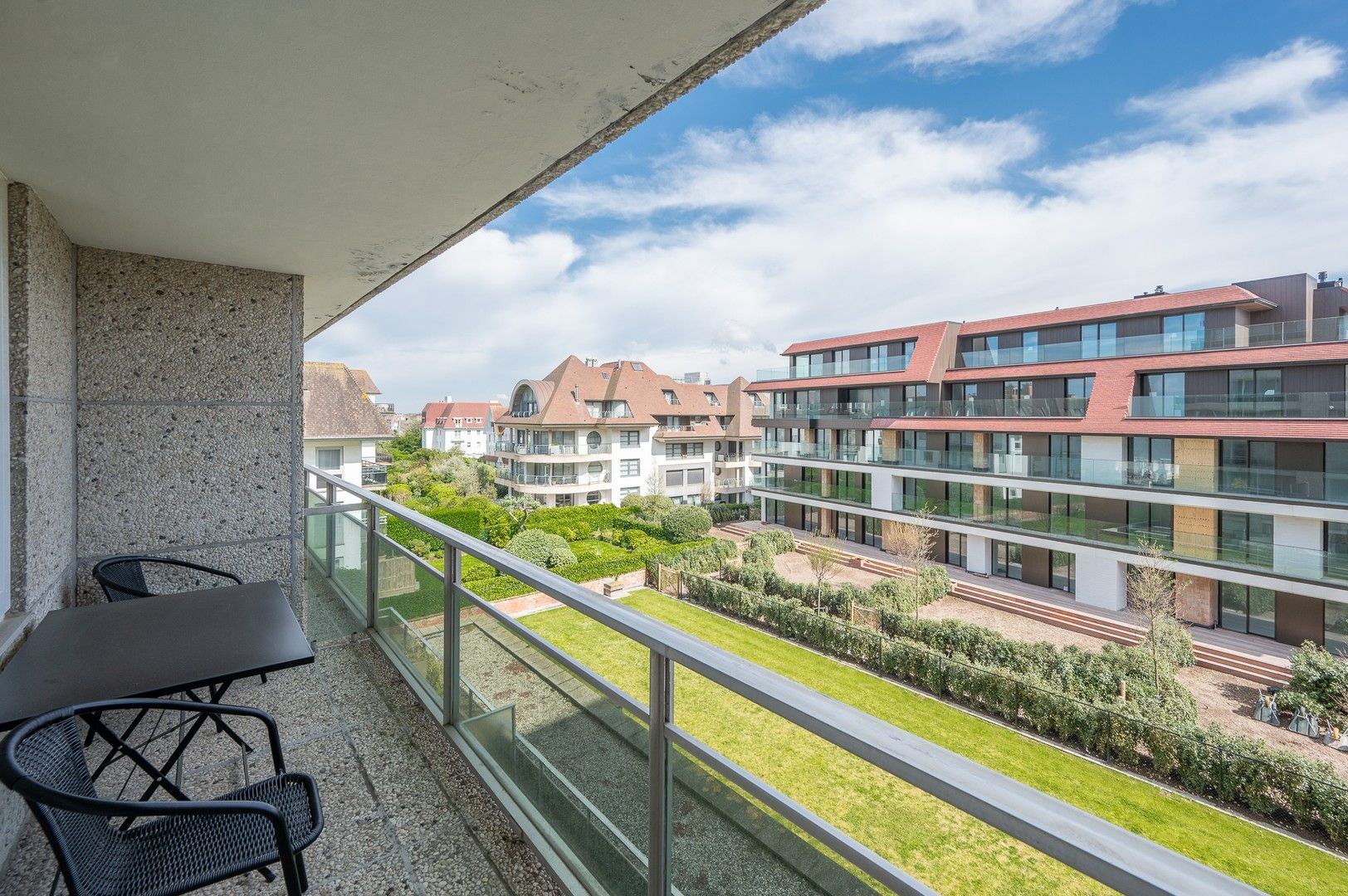 Appartement met frontaal zeezicht gelegen in hartje het Zoute, nabij de winkels en de zeedijk. foto 14