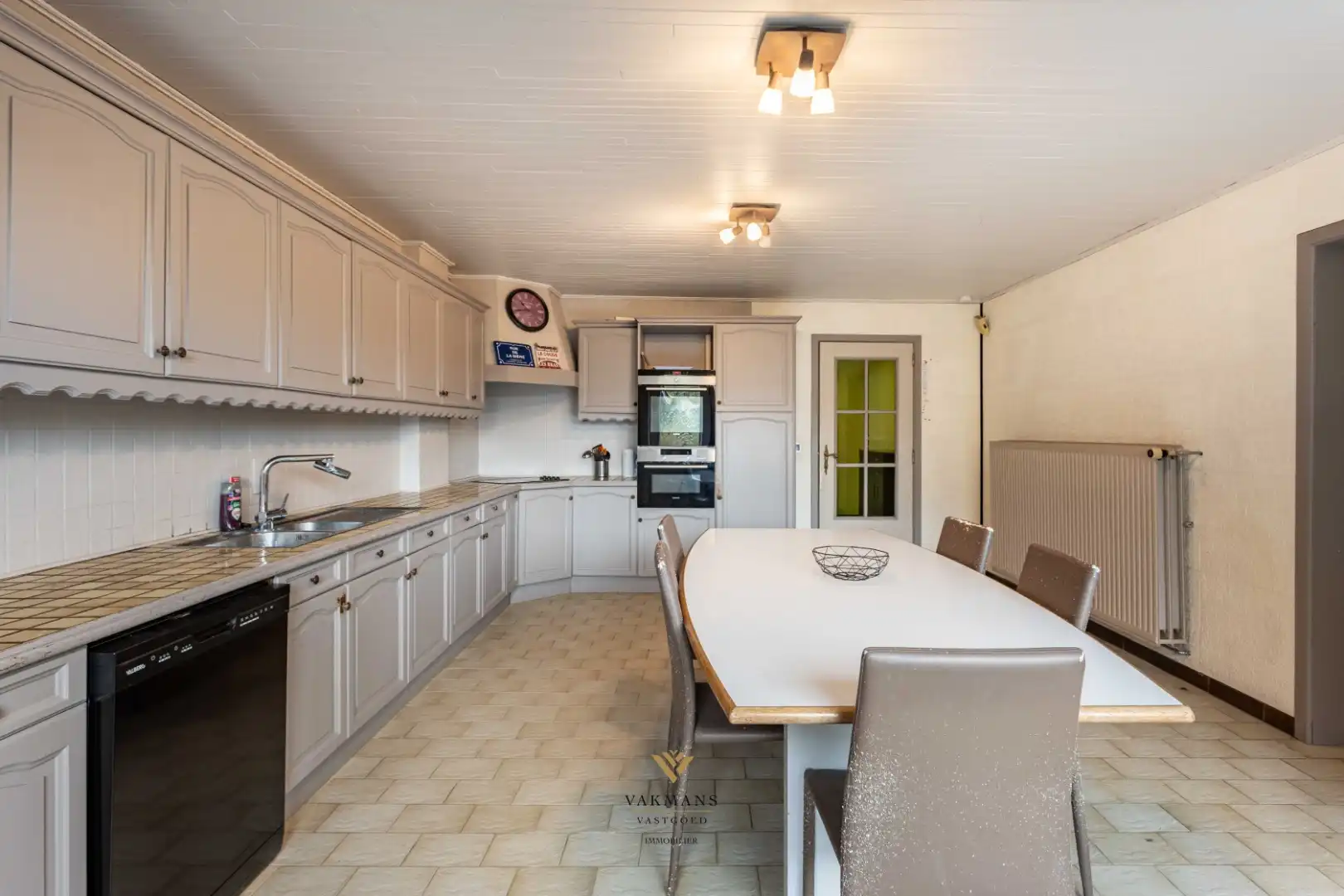 Ruime en charmante alleenstaande woning met 5 slaapkamers en 2 badkamers foto 15