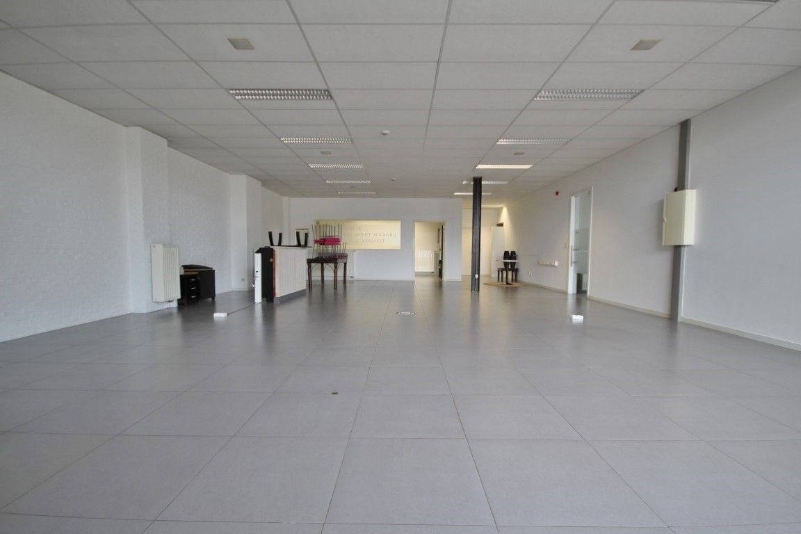 Ruim handelspand/bureelruimte op toplocatie in Sint-Truiden foto 8