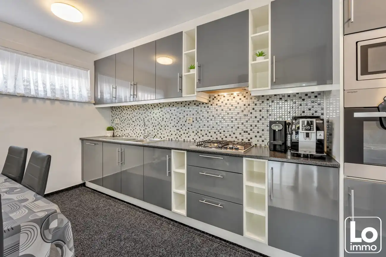 Instap klare half open woning met inpandige garage en kleine voortuin op een toplocatie nabij het centrum van Oostakker! foto 10