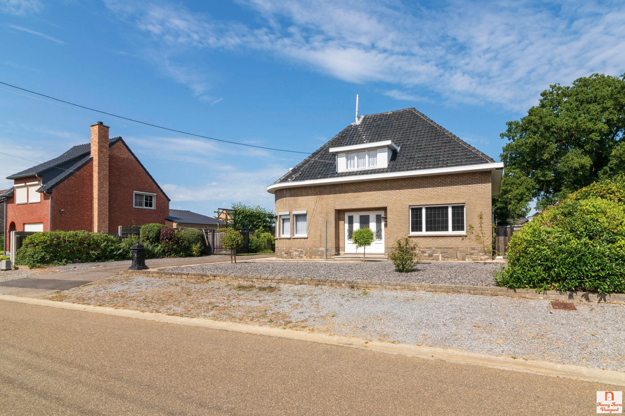 Sfeervolle jaren ’60-woning met grote tuin in rustige straat foto 3