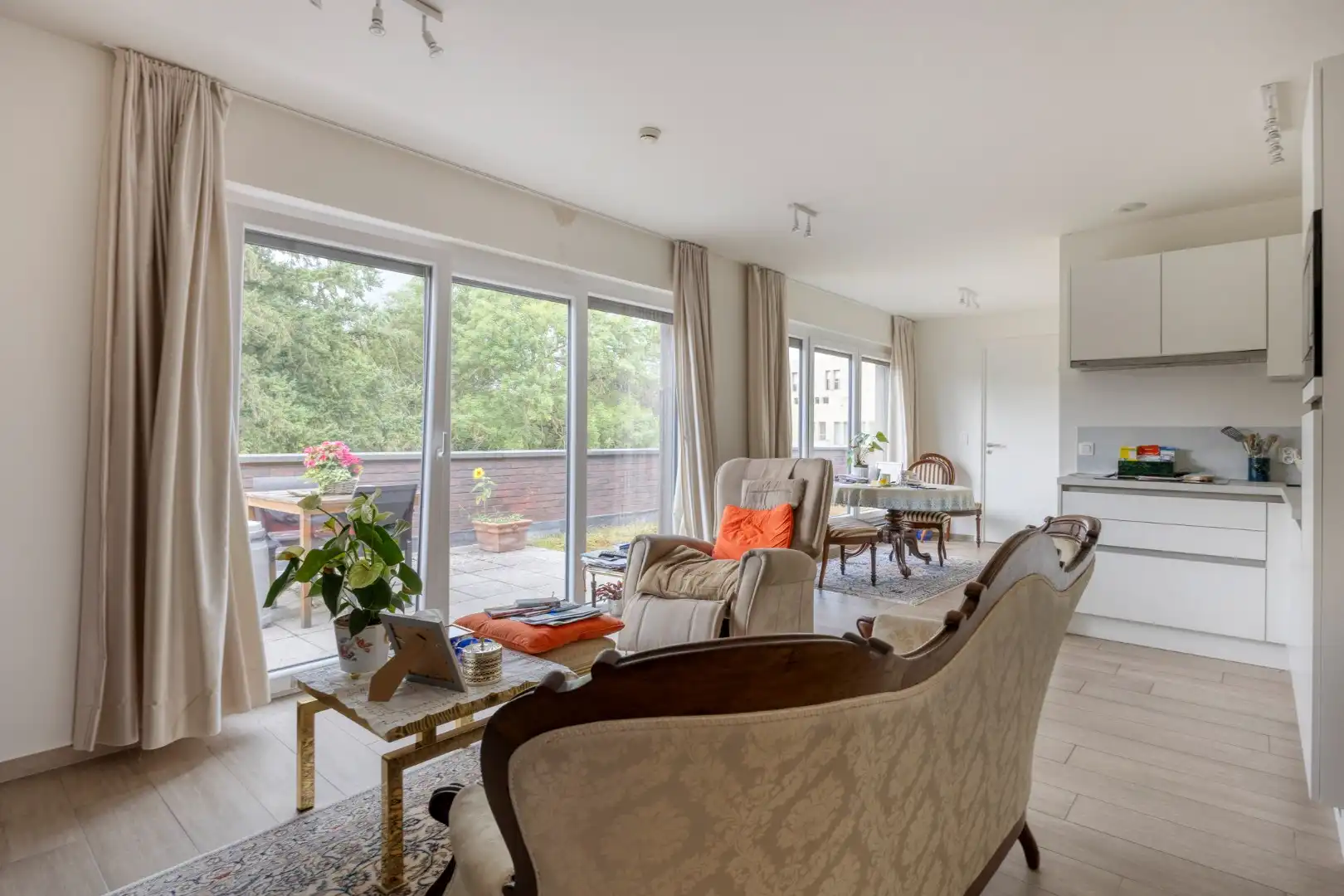 Leuke service flat met 2 SLPKS en terras in het hartje van Mol! foto 3