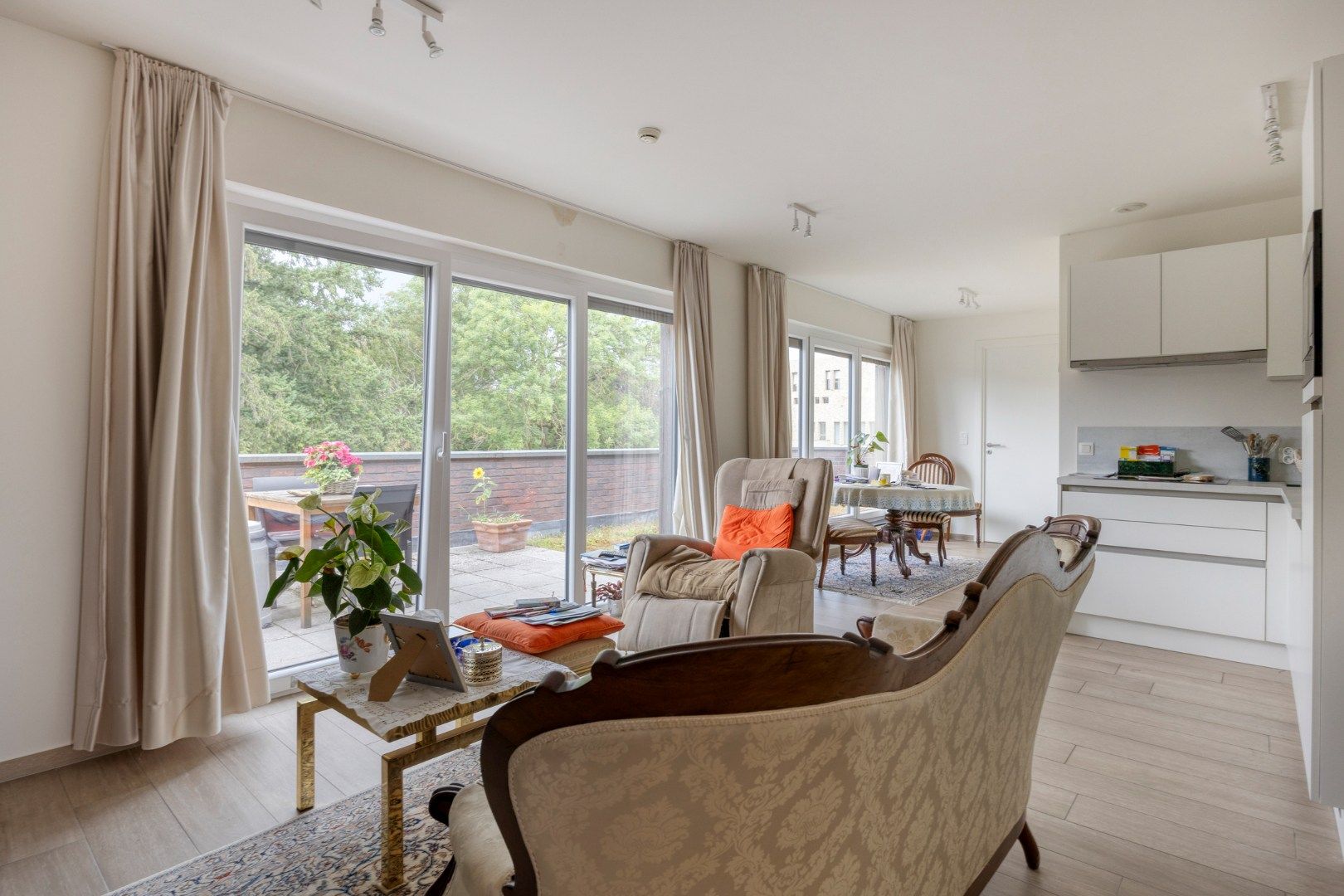 Leuke service flat met 2 SLPKS en terras in het hartje van Mol! foto 3